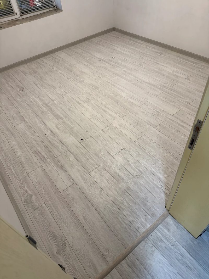 Положена подова настилка с дървесна структура в светъл дъб и завършени первази