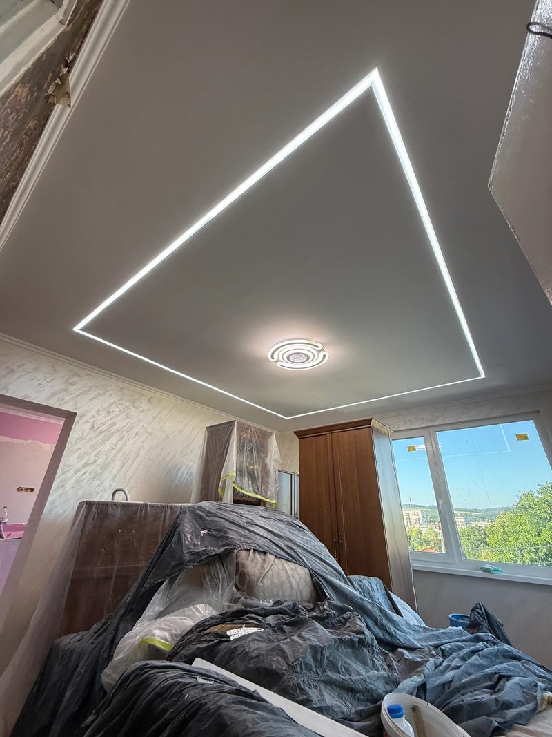 Окачен таван от гипсокартон с LED профил по контура и централно осветително тяло